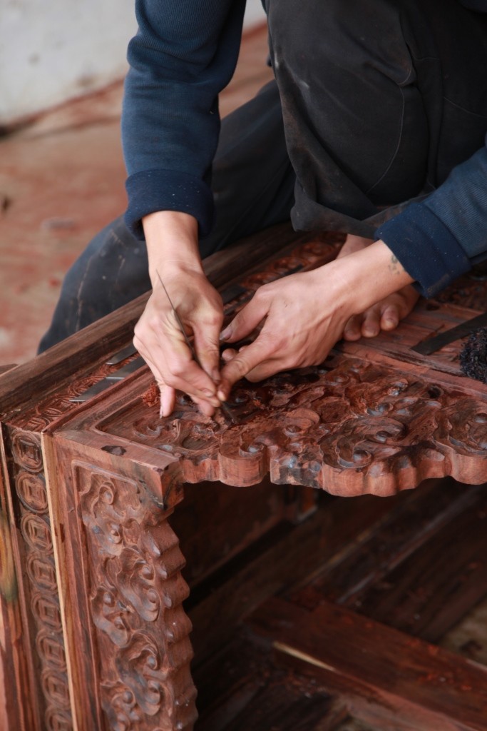 Hongmu furniture finishing in China, chair carving (c) EIA - lo res