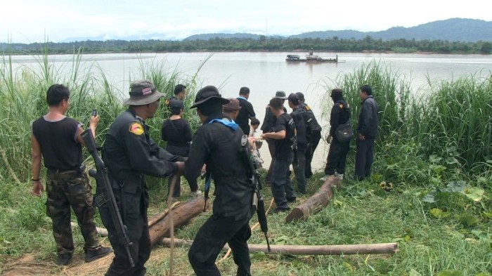 DNP Rangers and Thai Army recover rosewood from a smuggling point on the Mekong River bordering Laos. The smugglers fled the scene but the wood was confiscated. Along Thailand’s Mekong River border with Laos, huge volumes of Thai rosewood are disappearing across the border (c) Roger Arnold